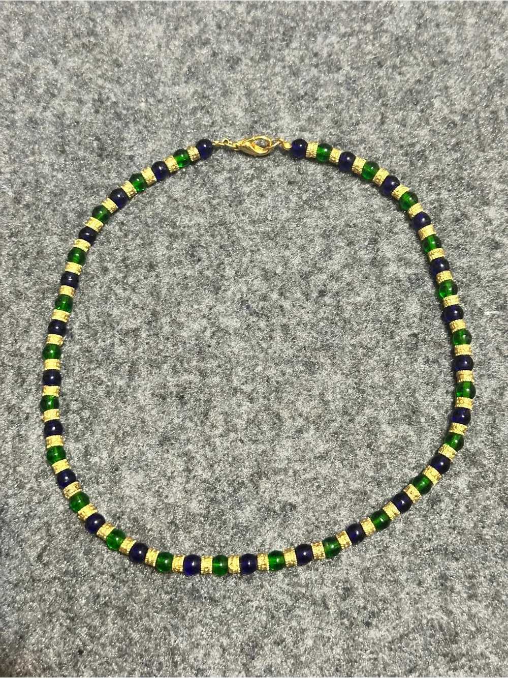 THIS IS A LADIES MURANO GLASS NECKLACE MEASURING 17” IN LENGTH, 6” WHEN WORN. I
